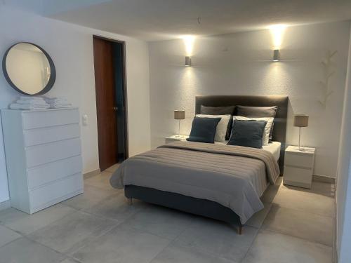 Un dormitorio con una cama grande y un espejo. en Casa Altair, en Quarteira