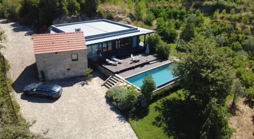 an aerial view of a house with a swimming pool at Casa da Merelhe in Marco de Canaveses