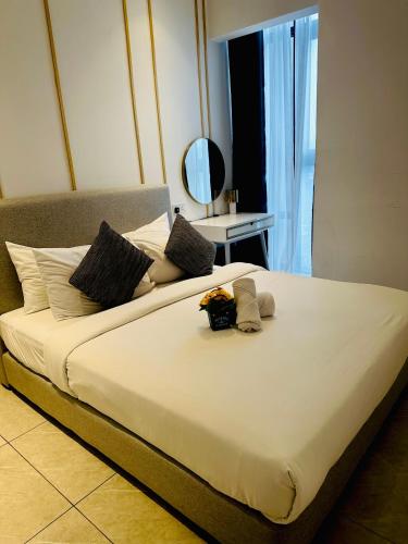 Postel nebo postele na pokoji v ubytování Crystal Suites At Axon Residence