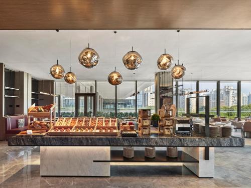 eine Lobby mit Blick auf ein Gebäude in der Unterkunft Marriott Executive Apartments Suzhou Industrial Park in Suzhou