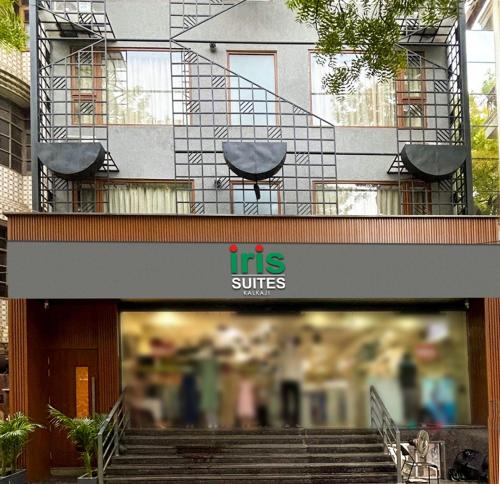 ニューデリーにあるIris Suites Kalkajiのスイートの上に2脚の椅子がある建物