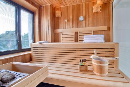 eine Sauna mit einer Badewanne und einem Fenster in der Unterkunft Ferienwohnung Strandloft 12 im Haus Düne 7 Prora in Binz