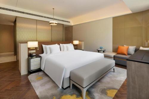 Кровать или кровати в номере Hotel La kaca International Near Delhi airport