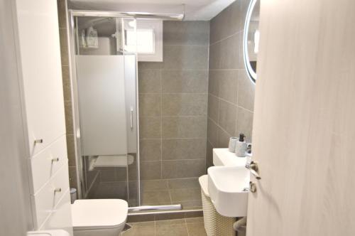a bathroom with a toilet and a sink at Casa Kleisoura in Klisoúra