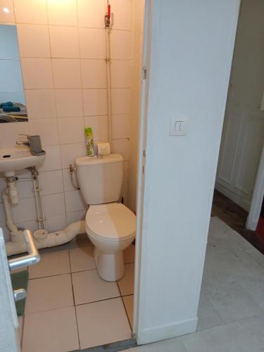 een badkamer met toilet en wastafel bij TPSA20- ROOM Bis in Parijs