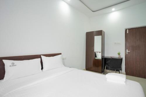 Postel nebo postele na pokoji v ubytování S S Hotels Bannerghatta