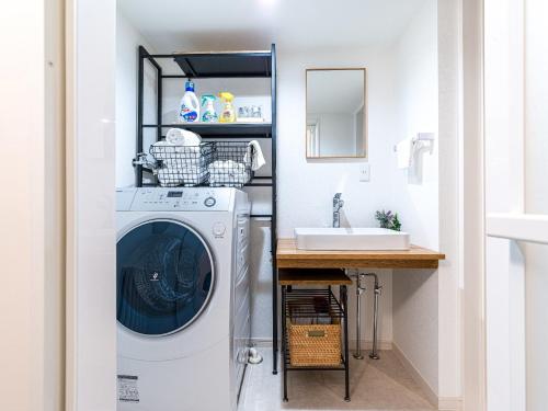 lavadero con lavadora y fregadero en Rakuten STAY HOUSE x WILL STYLE Matsue 102, en Matsue