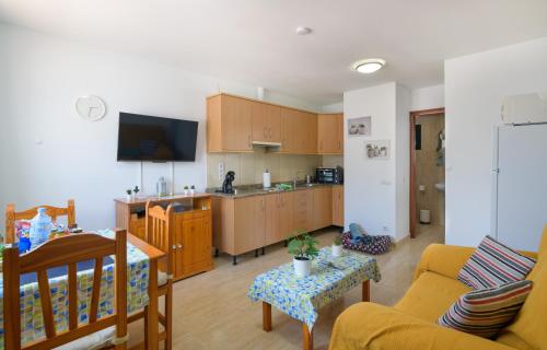 una cucina e un soggiorno con un divano e un tavolo di Bella Vista - Cactus a Puerto del Carmen
