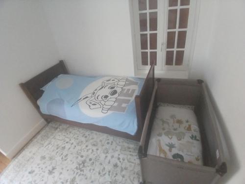 a bed in a box in a room at La colline de Tara in Andelaroche