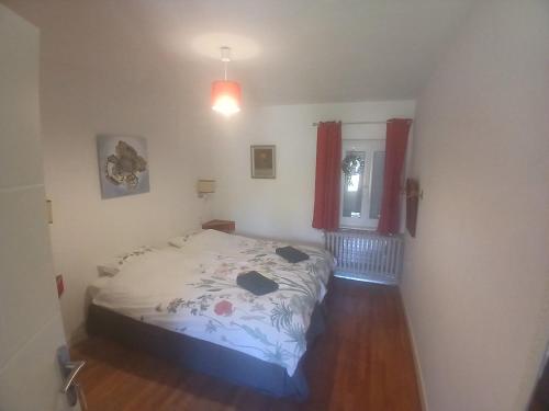 a bedroom with a bed in a room at La colline de Tara in Andelaroche