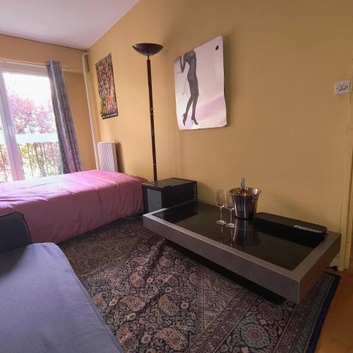 - une chambre avec 2 lits et une table avec des verres à vin dans l'établissement Charming Guesthouse 7min from Eiffel Tower, à Paris
