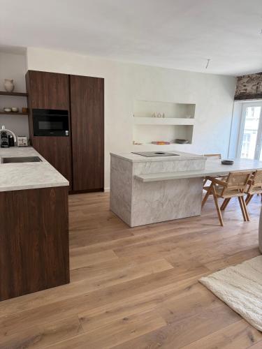 a kitchen with wooden floors and a counter top at Historische bovenwoning Wyck in Maastricht