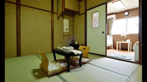 大阪市にあるRINKA Minpaku / Vacation STAY 1105のテーブルと椅子、リビングルームが備わる客室です。