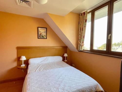 Postel nebo postele na pokoji v ubytování T2 calme, vue ville et lac, animaux admis, parking et climatisation - FR-1-555-42