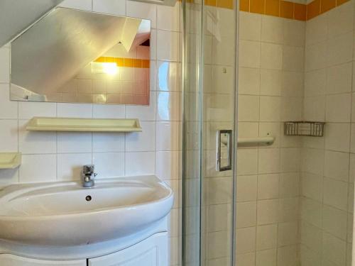 Koupelna v ubytování T2 calme, vue ville et lac, animaux admis, parking et climatisation - FR-1-555-42