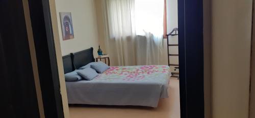 une chambre avec un lit avec des oreillers bleus dessus dans l'établissement Appartement dans résidence, à Martil