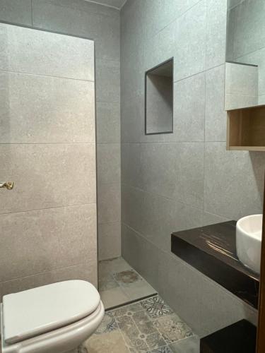a bathroom with a toilet and a sink at Apartamento rural La Sabina in Zújar