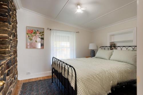 Katil atau katil-katil dalam bilik di Peppercorn Cottage Maldon