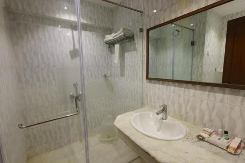 Koupelna v ubytování Hotel PLR Grand