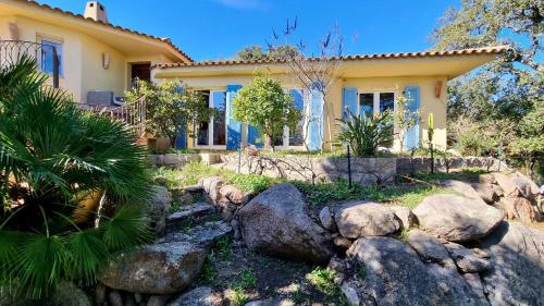 CASA 'LLU PILOTA - Grand appartement dans villa plein sud vue mer - Large apartment in a south-facing villa with sea view