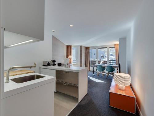 une cuisine avec un évier et un plan de travail dans l'établissement Appartement familial au pied des pistes avec balcon et services inclus à Tignes Val Claret - FR-1-641-12, à Tignes