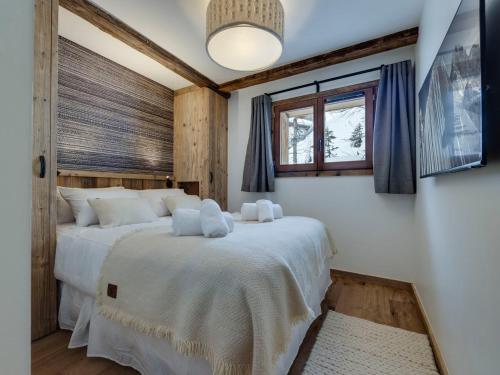 due letti in una camera da letto con finestra di Appartement 4 chambres à Tignes le Lac, proche des pistes, cheminée, parking couvert - FR-1-641-20 a Tignes