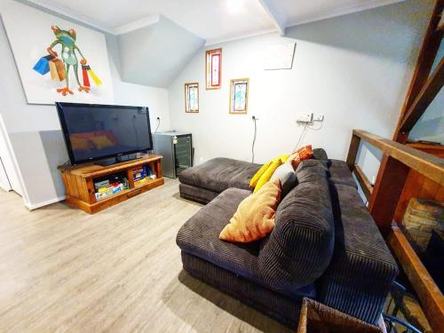TV a/nebo společenská místnost v ubytování Howqua Inlet Country Home
