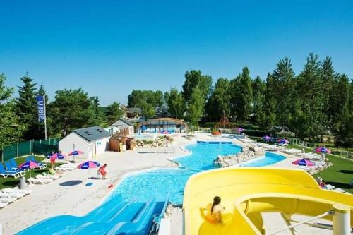 a water park with two pools and a slide at Mobil-home 4-6 personnes proche zoo de beauval in Veuzain-sur-Loire