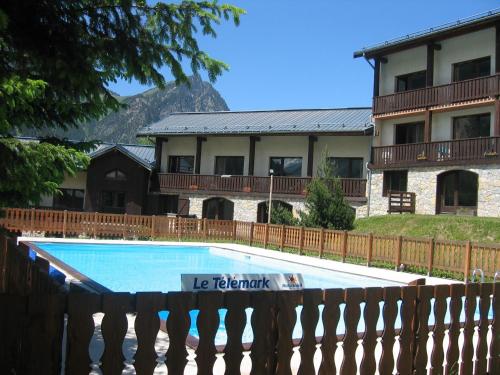 a swimming pool in front of a house at Le Télémark in Pralognan-la-Vanoise