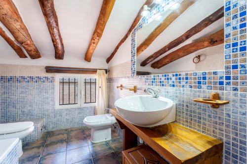 a bathroom with a sink and a toilet at La Casica del Sol in Requena