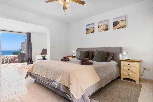 Nice Studio pool & views