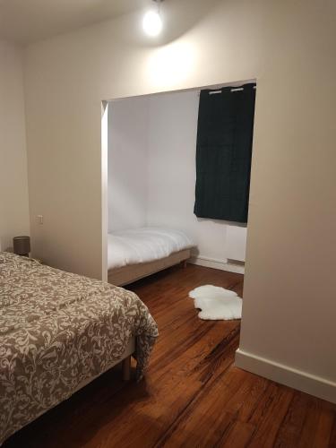 une chambre avec un lit, une fenêtre et un miroir dans l'établissement Nouveau sur Ax-les-Thermes, Grand appartement de 118m à 5 min du centre-ville, à Ax-les-Thermes