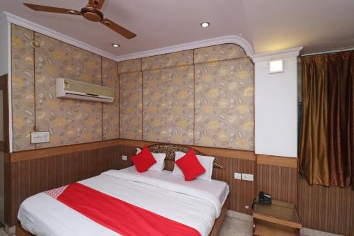 Postel nebo postele na pokoji v ubytování Hotel O Highway Inn International