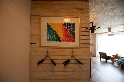 a wall with a painting and hangers in a room at HB2B 小田原 港徒歩3分 ハワイアン 4名可能 箱根板橋駅徒歩8分 早川駅徒歩7分8 minutes by car from Odawara Station 3 mins walk to port Hawaiian in Odawara