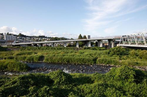 a bridge over a river with a bridge in the background at HB2B 小田原 港徒歩3分 ハワイアン 4名可能 箱根板橋駅徒歩8分 早川駅徒歩7分8 minutes by car from Odawara Station 3 mins walk to port Hawaiian in Odawara