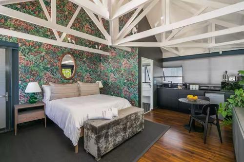 una camera da letto con un letto grande e una cucina di Forest Loft Apartment a Knysna