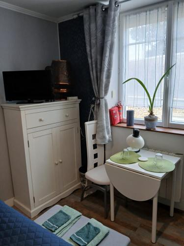 Una televisión o centro de entretenimiento en Chambre "Oasis Bleue" Calme Absolu chez Fred