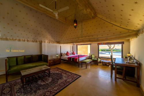 Cama o camas de una habitación en The Golden Sand Resort&Camp
