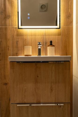 a bathroom with a sink and a mirror at Arnos Grove Gem AC 1BR Sleeps 2 WiFi & Parking in New Southgate
