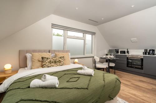 New SouthgateにあるModern Arnos Grove Studio, Air Conditioningの大きなベッドとキッチンのある寝室