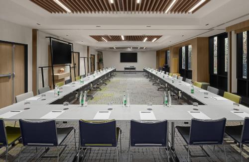 a large conference room with a long table and chairs at Courtyard by Marriott Paris Porte de Versailles in Issy-les-Moulineaux