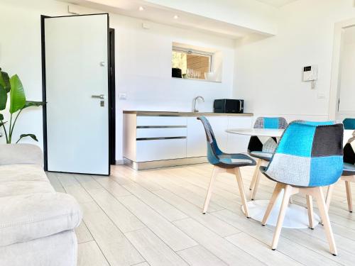 Isola Bella Infinity Suitesにあるキッチンまたは簡易キッチン