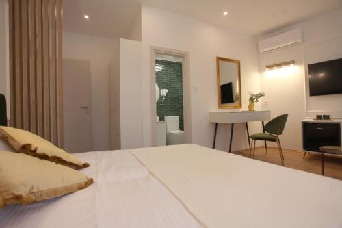 Łóżko lub łóżka w pokoju w obiekcie Portal Villa Apartments