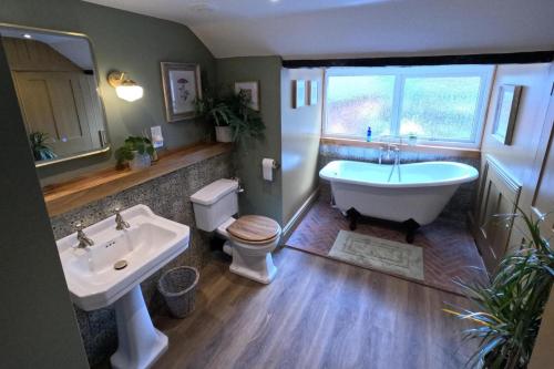 ルイスにあるRoyal Oak Retreat - Sleeps 6 Pub & Pet Friendlyの浴槽、トイレ、洗面台を備えたバスルーム