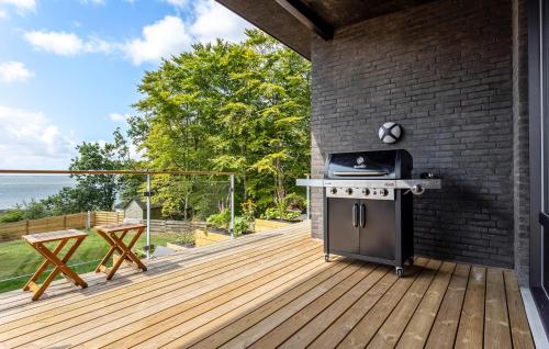 a outdoor kitchen with a stove on a deck at Awesome Home In Spøttrup With Wifi in Lihme