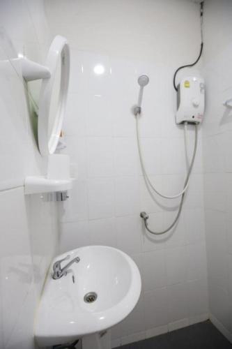 Ban Don Muang (1)にあるBanana Hostel Donmuangの洗面台とシャワー付きの白いバスルーム