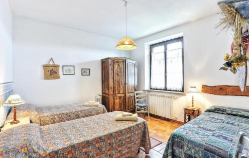 a bedroom with two beds and a window at Amazing Home In Pomarance in Pomarance
