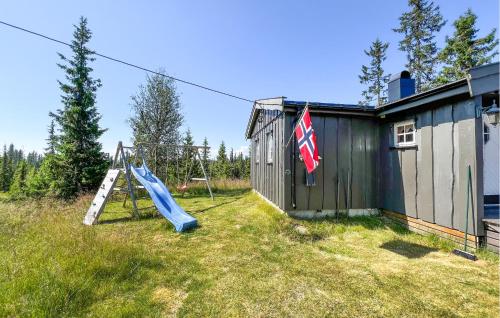 una casa con un parque infantil con tobogán y una bandera en Beautiful Home In Sjusjøen With Sauna, en Sjusjøen