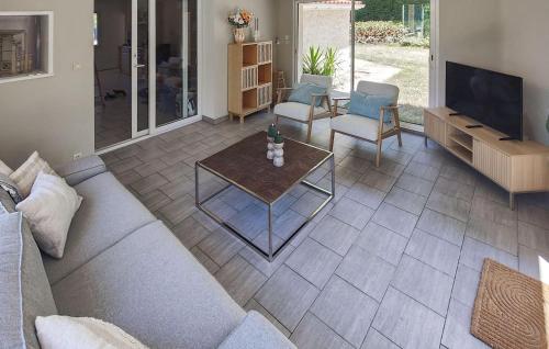 un soggiorno con un divano e un tavolo di Maison Avec Piscine Et Etang a Tournon-dʼAgenais