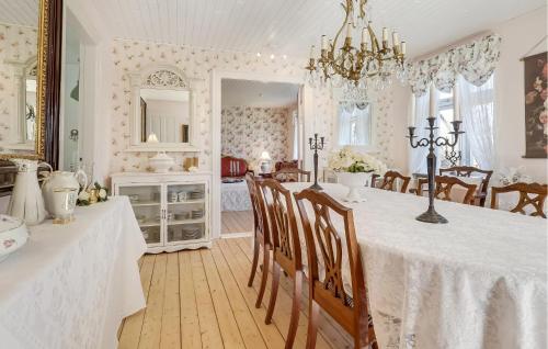 a kitchen and dining room with a table and chairs at Awesome Home In Humble With Wifi in Humble